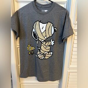 Peanuts Gray Snoopy Mummy Unisez  T-Shirt NWT Medium